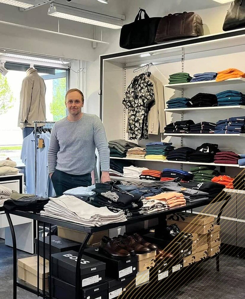 Paita-Baarista löydät miesten puvut, kauluspaidat sekä muut asusteet. Myös mittatilauksena.