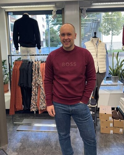 BOSS collegepaita salbo tummanpunainen
