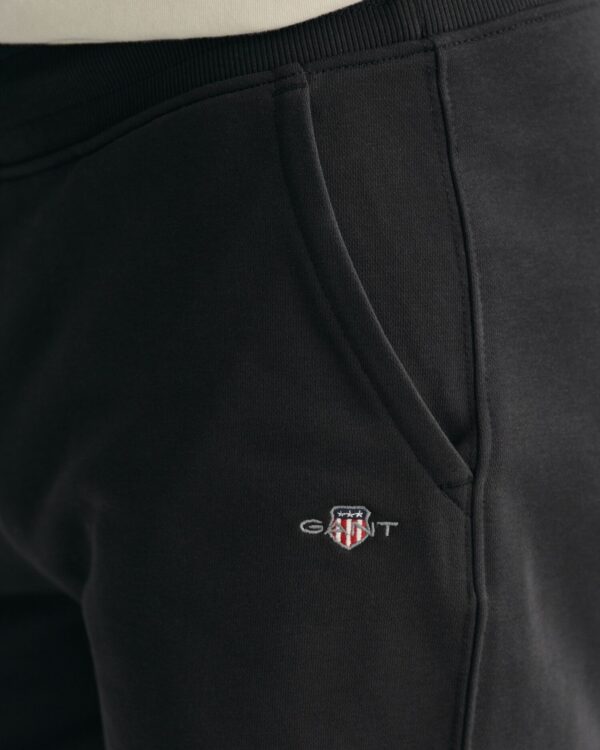 Collegeshortsit GANT musta reg shield - Image 2